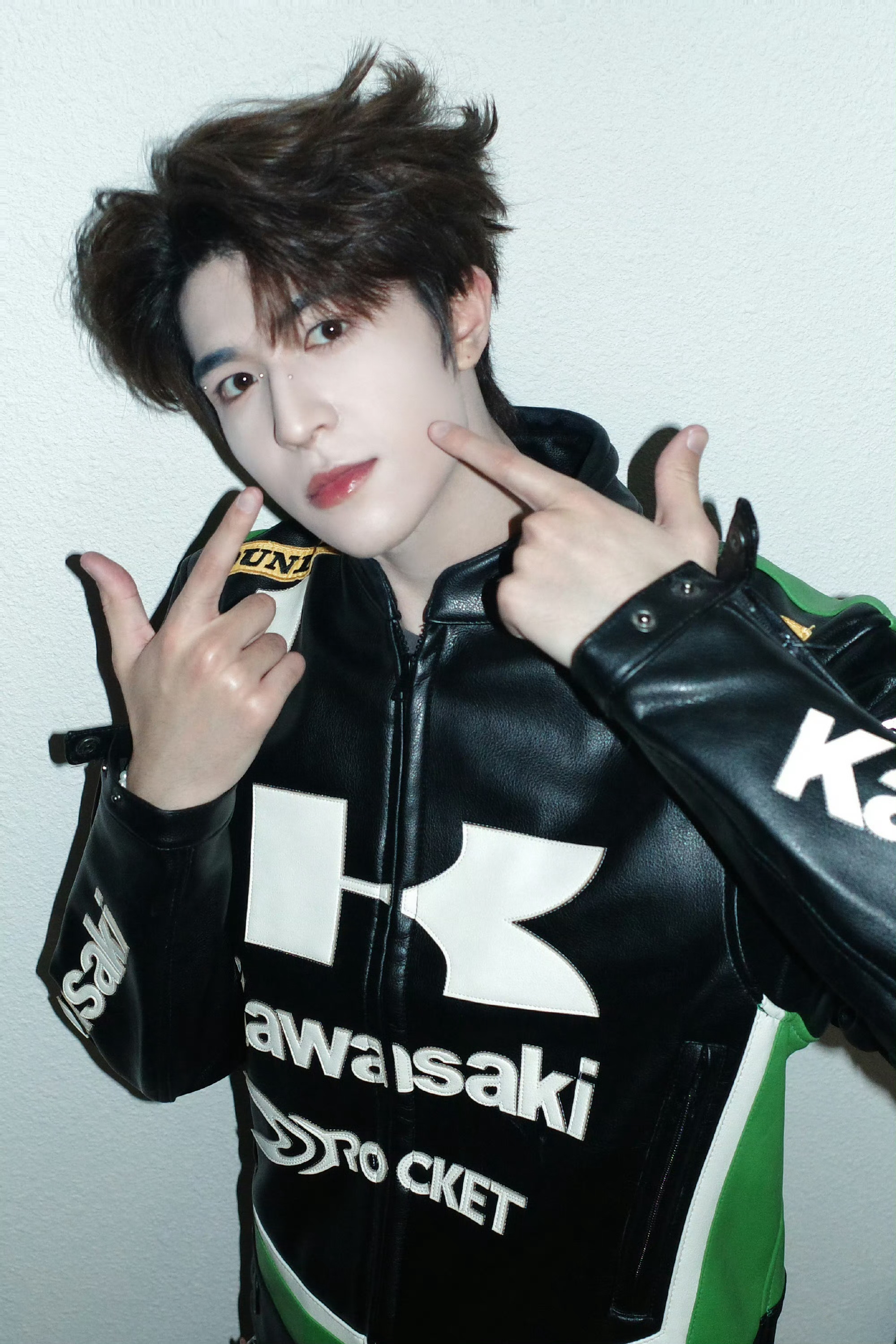 尹浩宇你的帅气程度已经超出了我的认知范围，帅得我不知所措！😍 