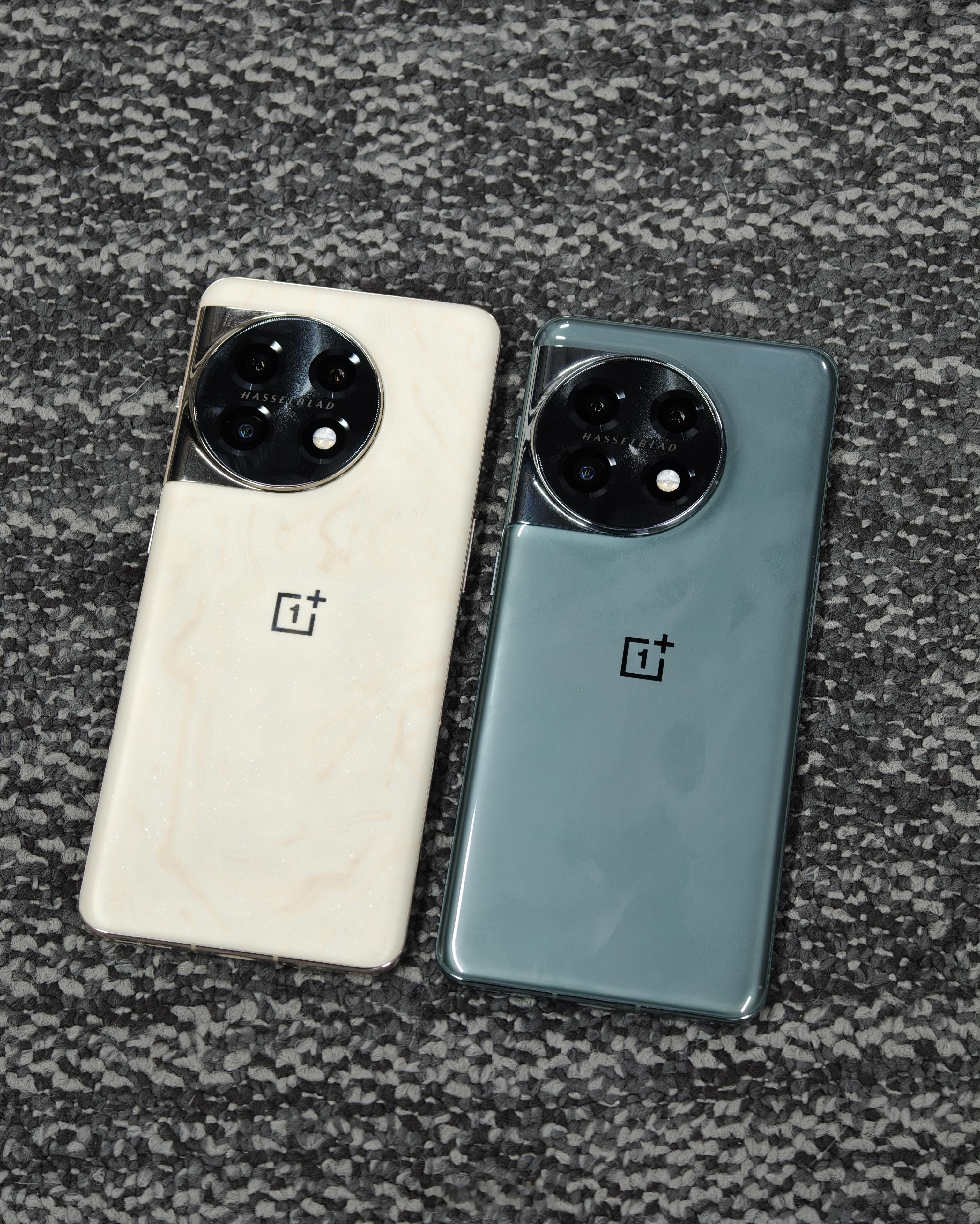 一加11给我印象最深的就是这个木星岩，质感比玻璃背板的好上不少，而且每一台的纹路