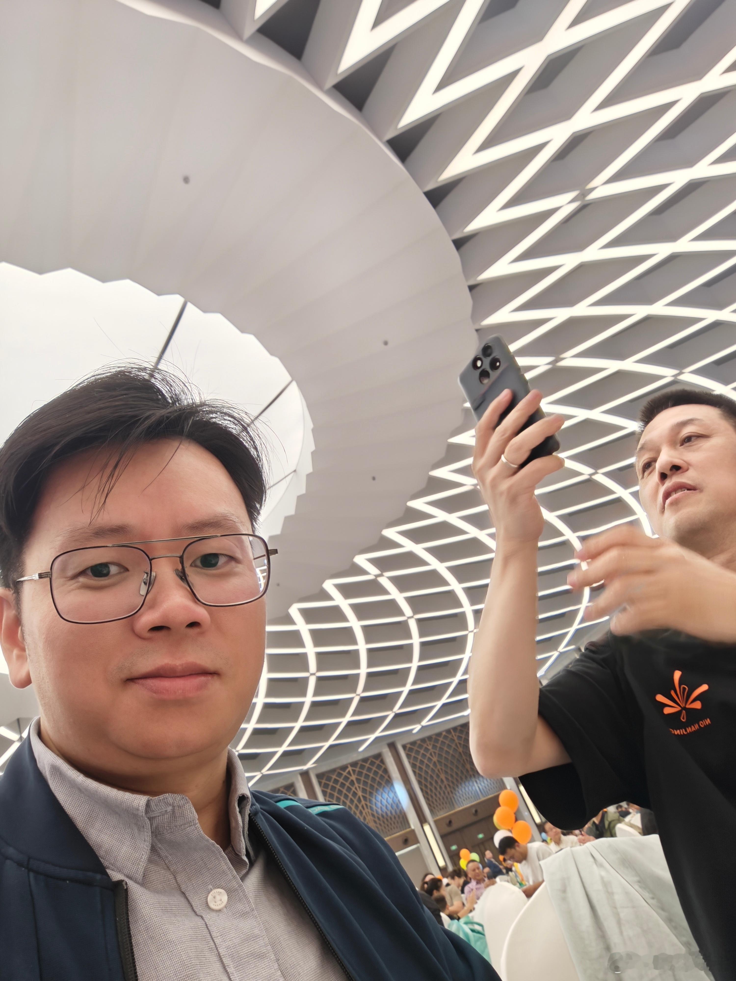 我正在参加南京区域蔚乐萤千人家宴，大家一起加电[作揖]电动兄弟中国豪华车看蔚来 