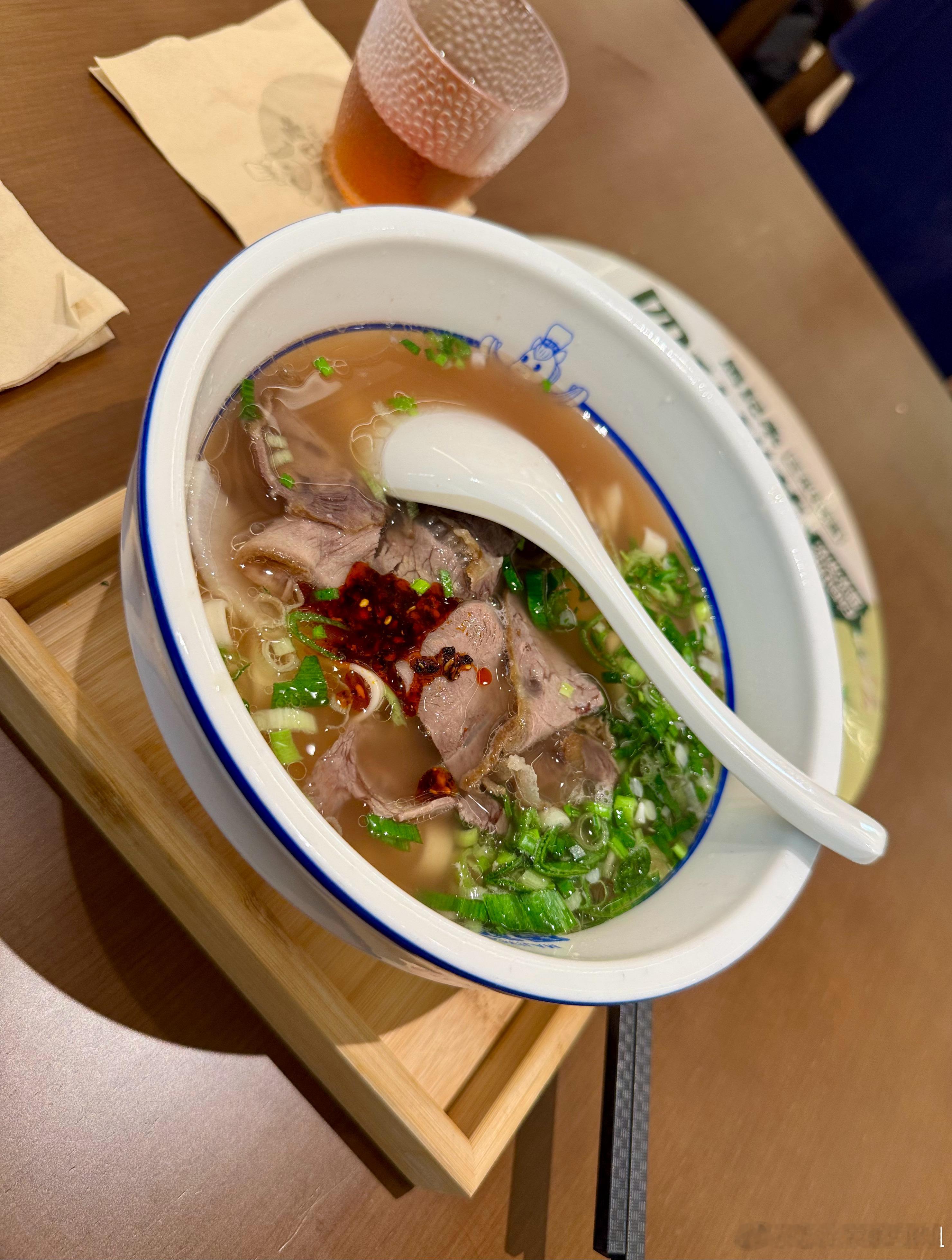 有时候觉得老美是真“实在”。就因为大家同店吃饭，他请我帮忙翻译了两句的隔壁桌缘分