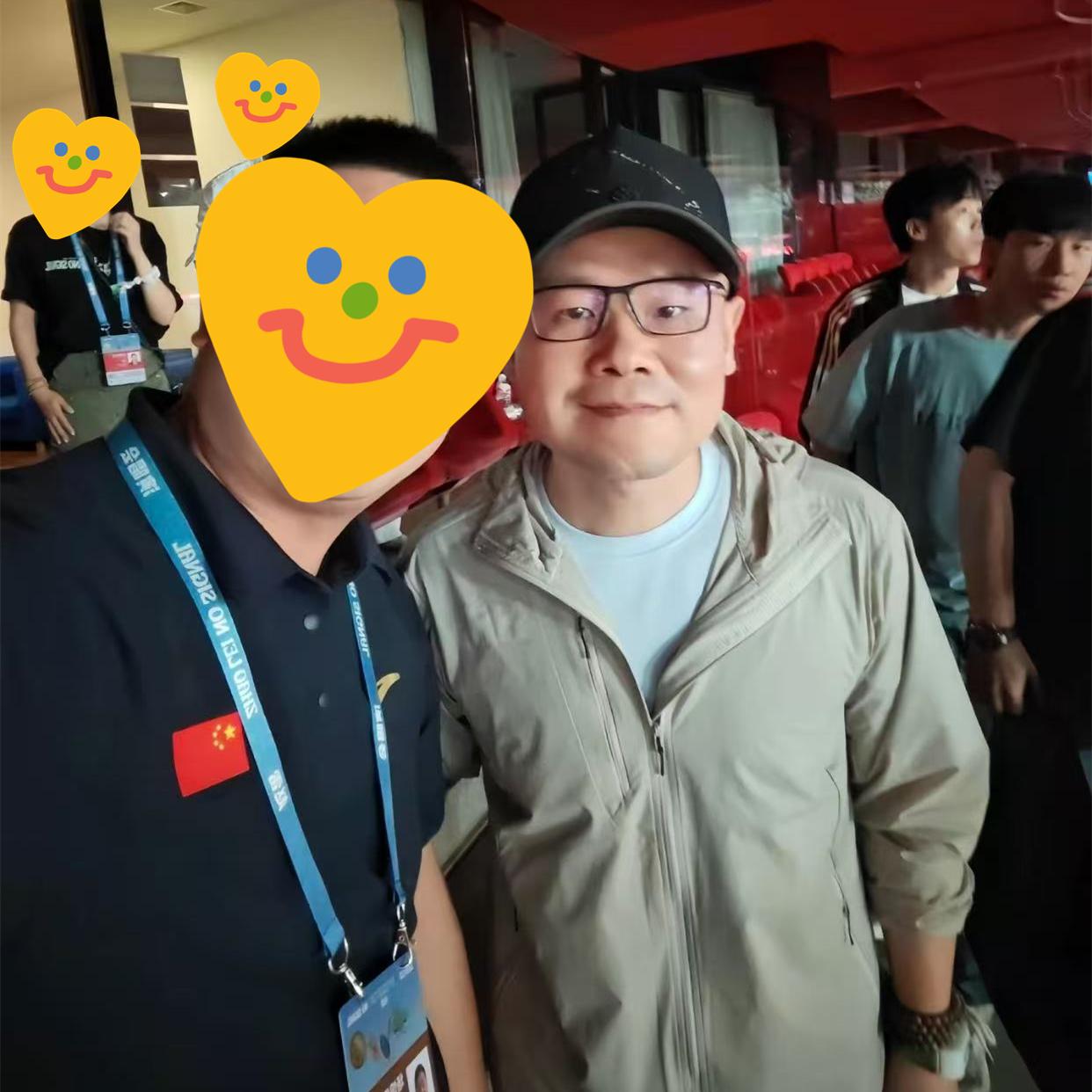 岳云鹏带大徒弟和外甥，到鸟巢看赵雷演唱会，合影照被晒网友到尚筱菊直播间“告状”！