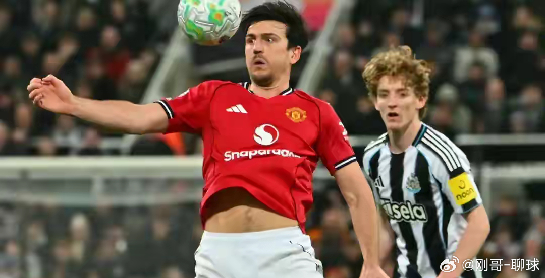 十人纽卡2-1绝杀曼联！卡里克首败，红魔11轮不败金身告破英超纽卡斯尔联vs曼联