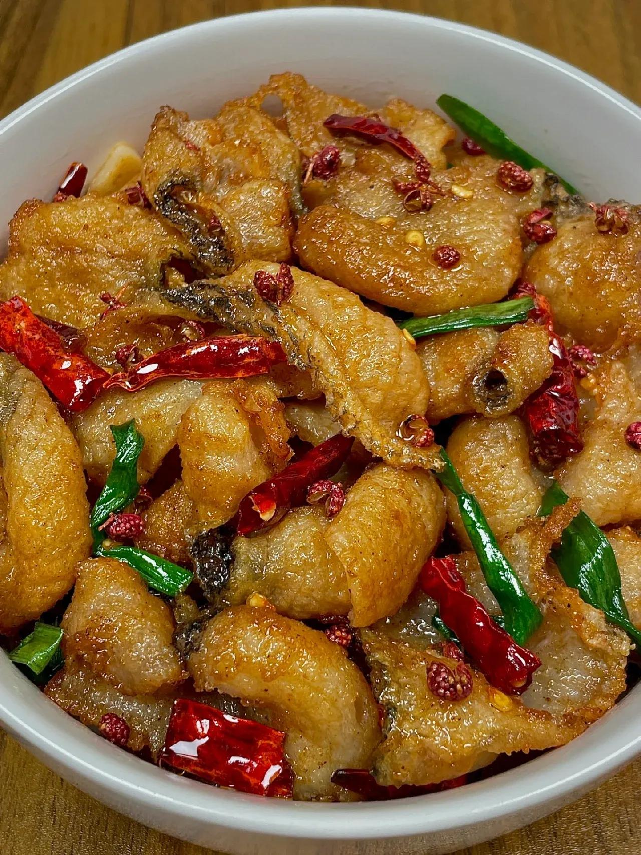 年夜饭清单来喽！今天分享这道麻辣鱼片！[
操作简单，无刺。老人小孩抢着吃！
鱼片