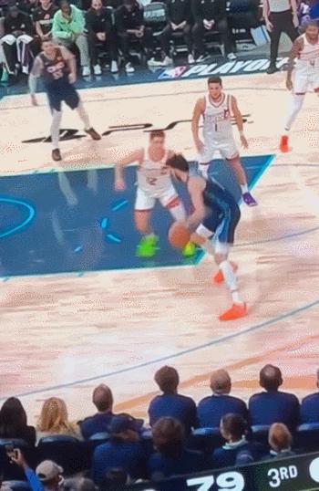 都是同样的动作，只有布克被吹了进攻犯规…… 