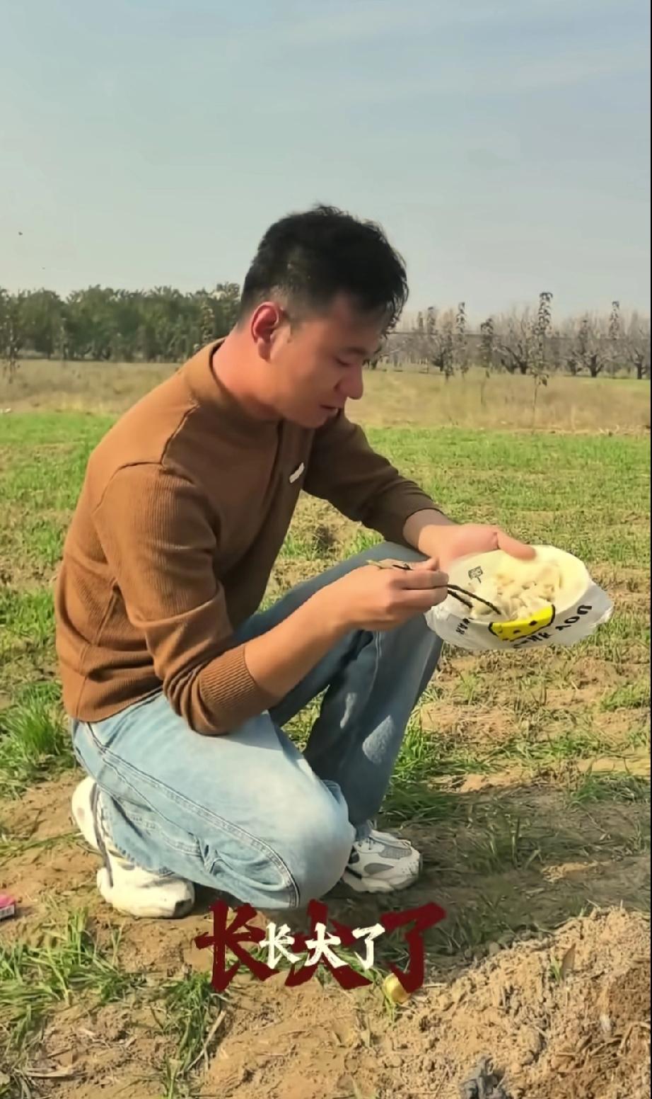 寒食节到来 ，厉怀远去坟前祭奠他的养母 ，这次他给养母带来了牛肉水饺 ，却忘记筷