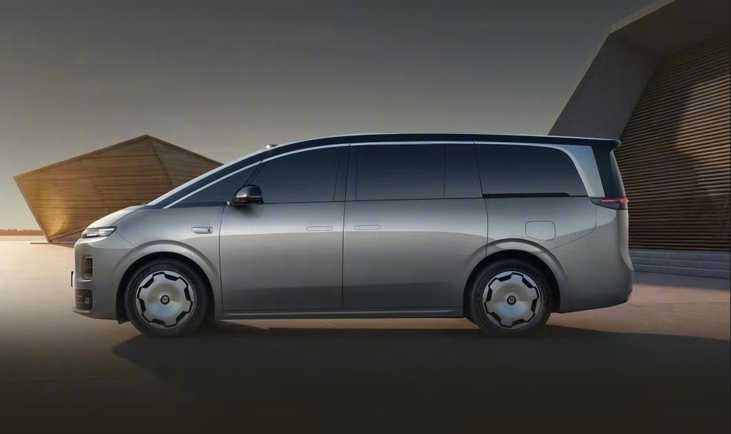 【零跑D99首发亮相，增程版配80.3度大电池！】在零跑汽车10周年发布会上，零