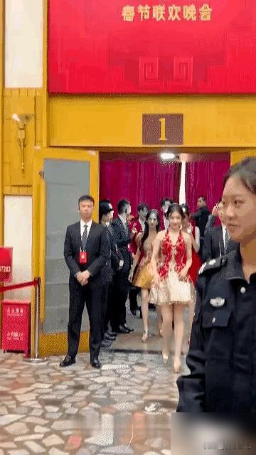 千万别和学芭蕾的同台，尤其是央视春晚。
那镜头就是一把最狠的尺子，不给你留任何