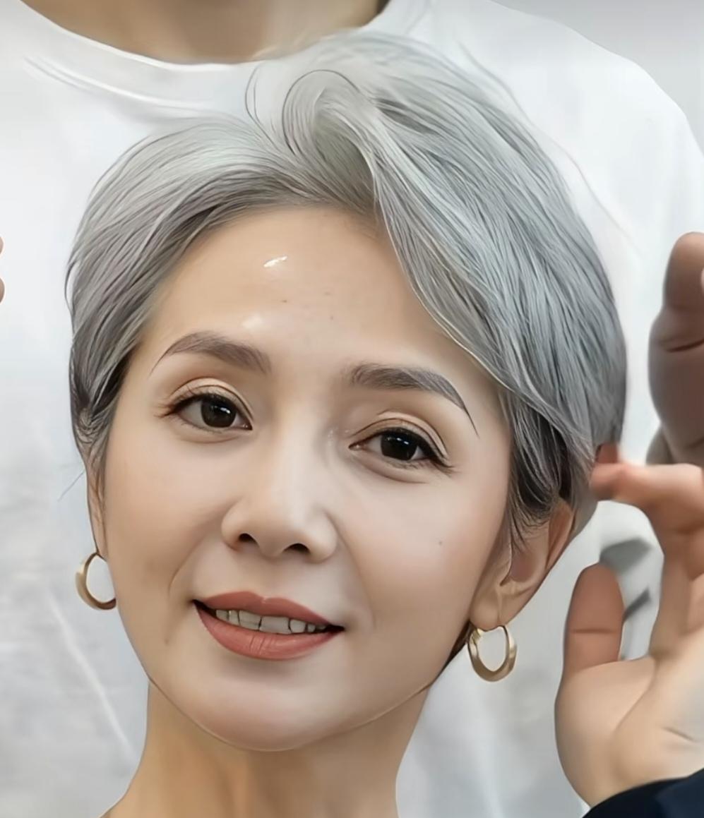 我是一个爱美的人，一辈子对发型的要求很高。从来没有过一天头发乱的时候出门。每天出