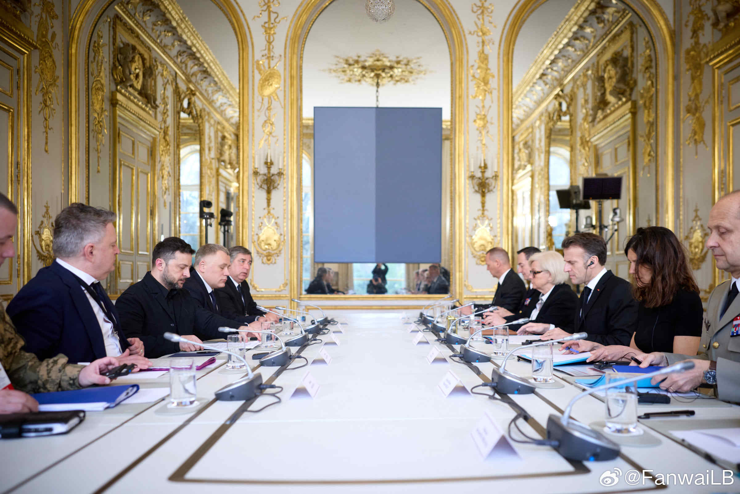 司机今天到访巴黎马克龙已经做出保证，乌军一定能拿到欧盟的900亿。有马克龙这个保