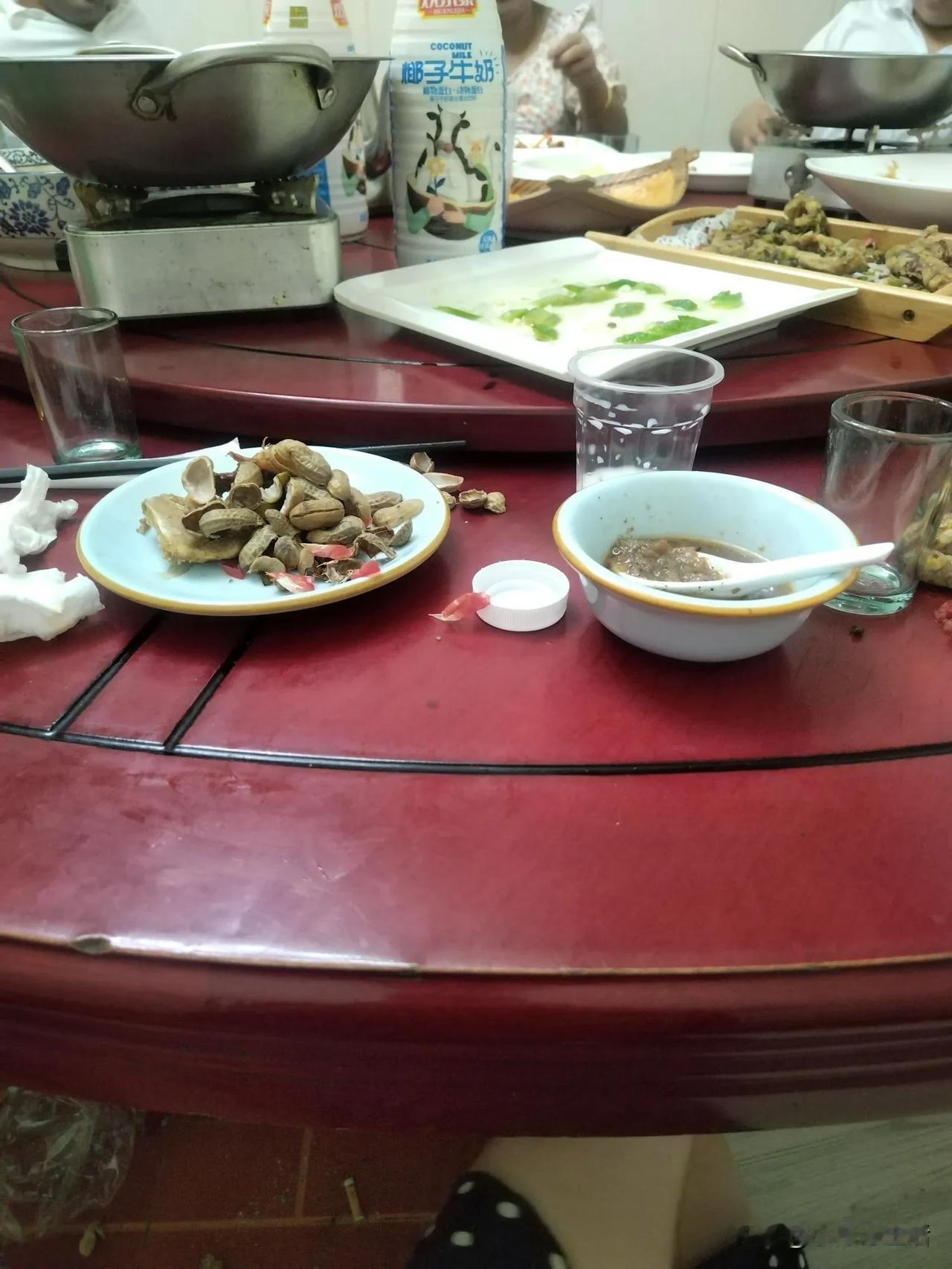 今晚这个饭局我该不该去？
俺老公晚上请人吃饭，他回来拿酒时问我去不去？本来我打算