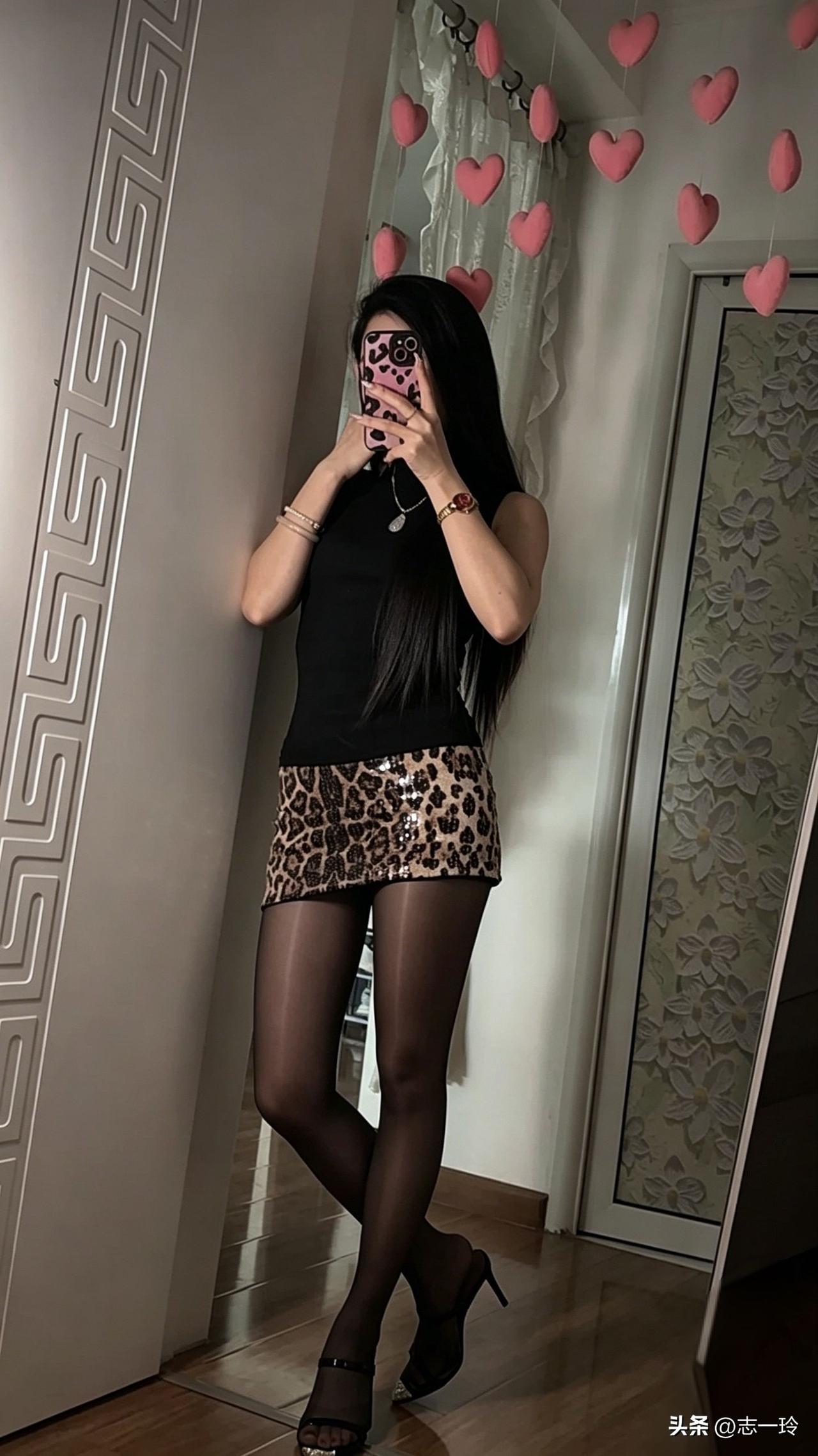 豹纹短裙搭配黑色上衣，优雅又时尚！👗💄👠