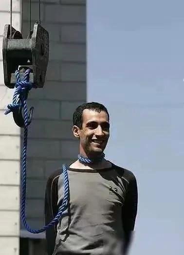 以伊朗9200万的人口基础，以伊朗人在数理上的天赋，以伊朗的自然能源优势，以伊朗