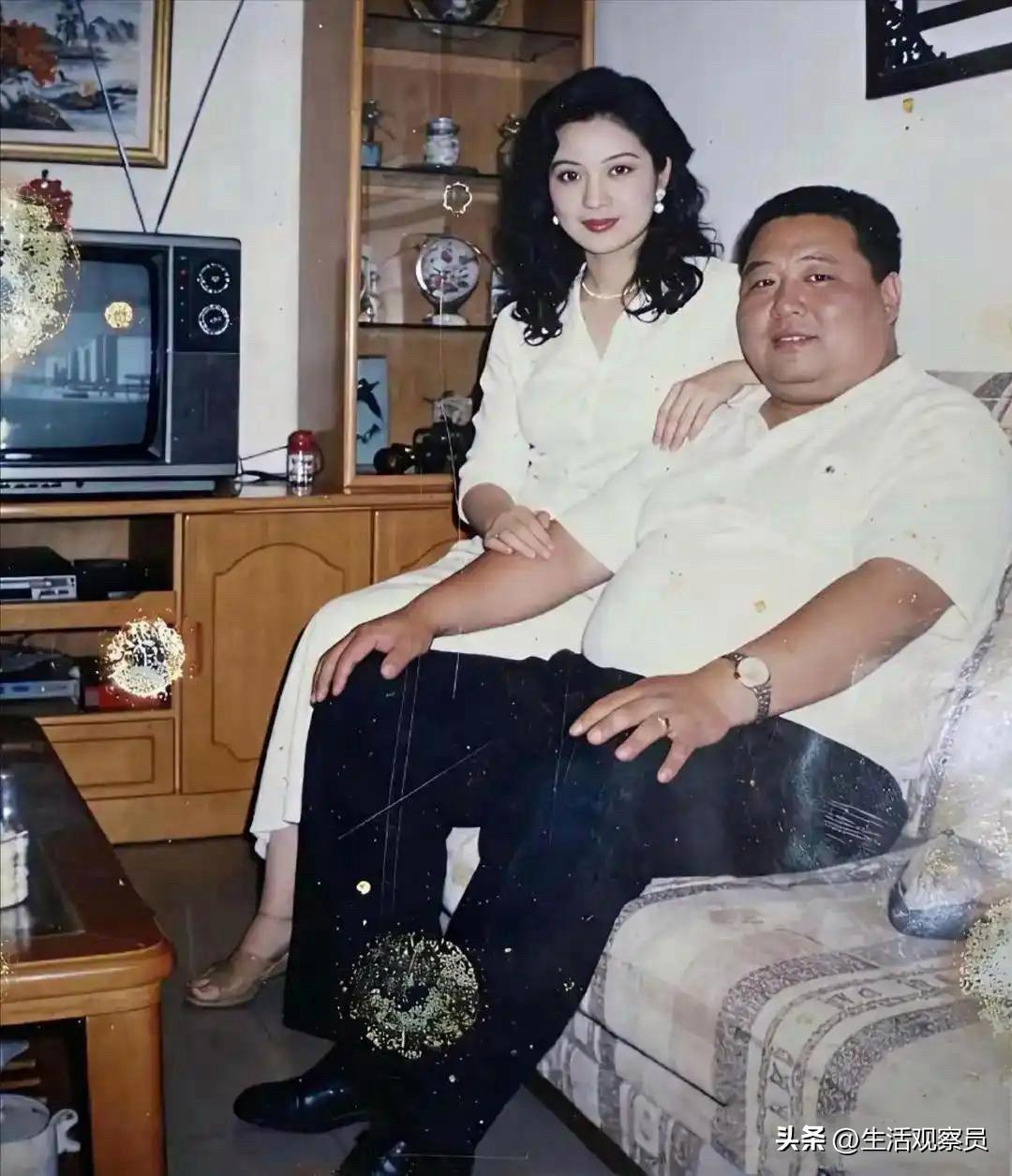 八十年代还没有医美，照片也不会被P，那时的美是纯天然的美，是原汁原味的美。

“
