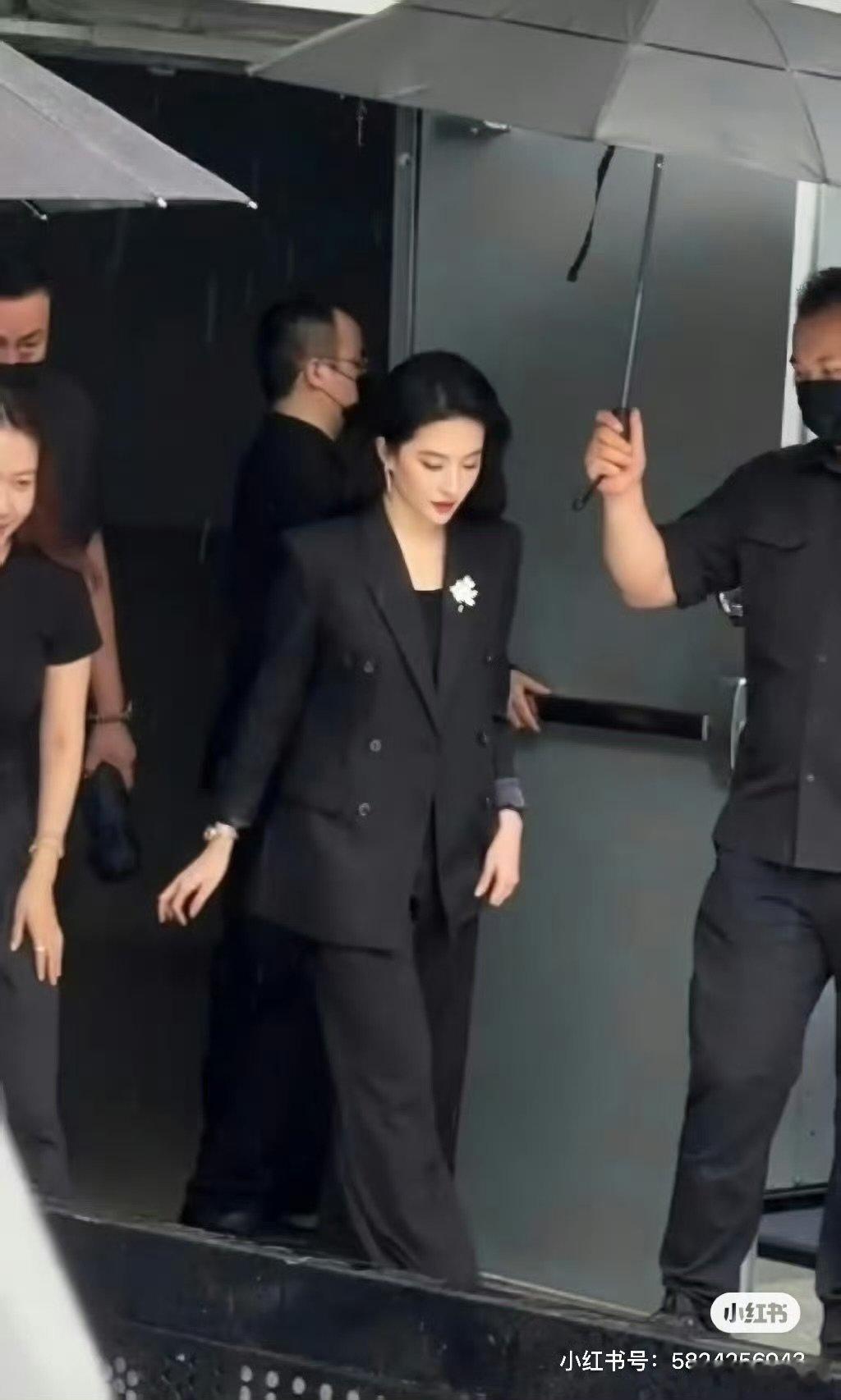 刘亦菲特别得体细节的一套look刘亦菲绝对天仙攻被刘亦菲这套活动造型狠狠惊艳，利