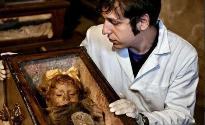 1920年，科研人员无意间发现了一具2岁的小木乃伊，这具木乃伊保存的十分完好，更