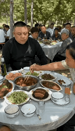 这男的忍无可忍，做法激端，但也让女食客长个记性，从此吃席有所忌惮。
（网频）
