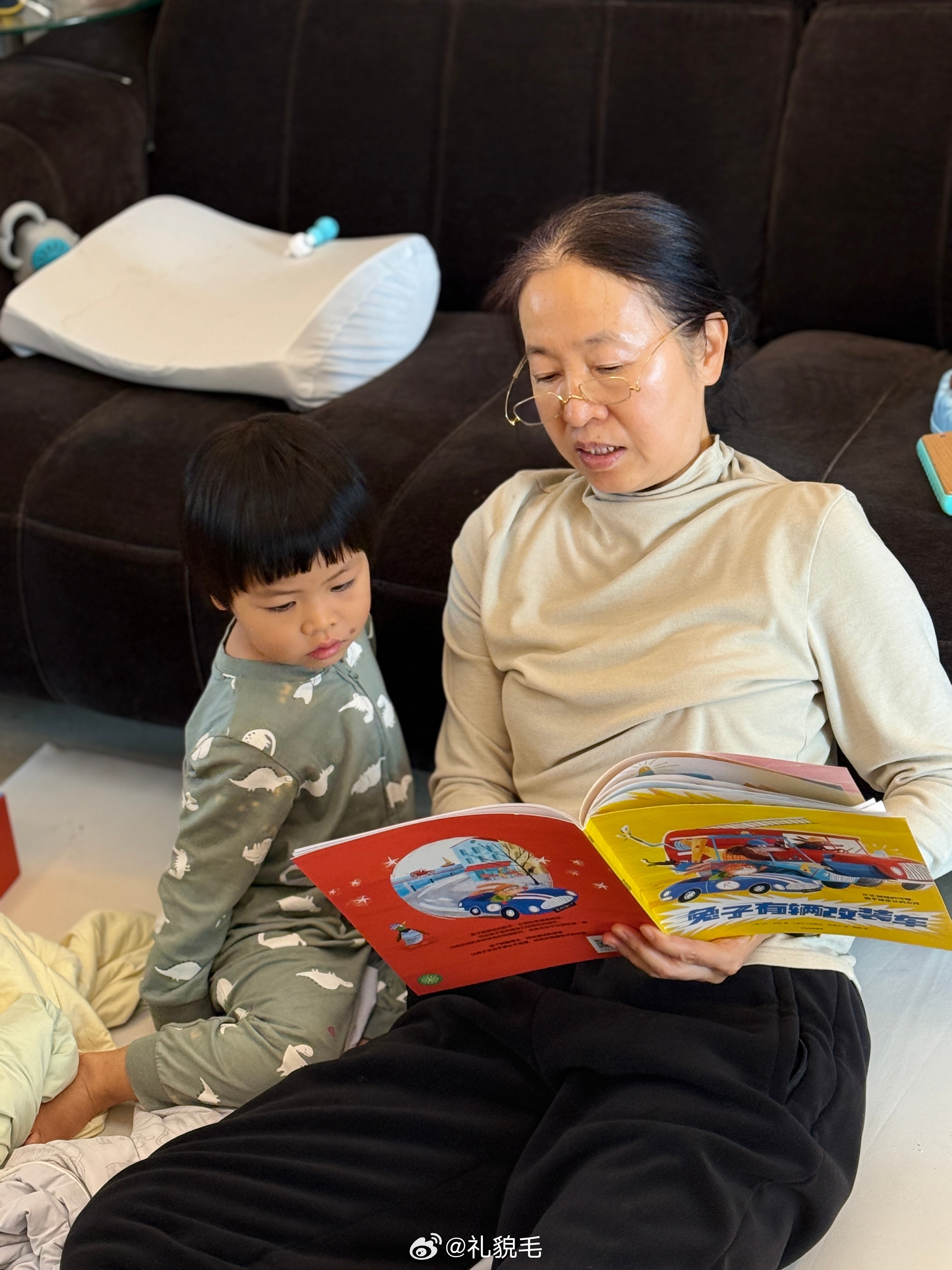 早上六点跑过来跟我睡，说妈妈挠背挠了背又要挠脚挠了脚又叫我去拿葡萄被还是要生孩子