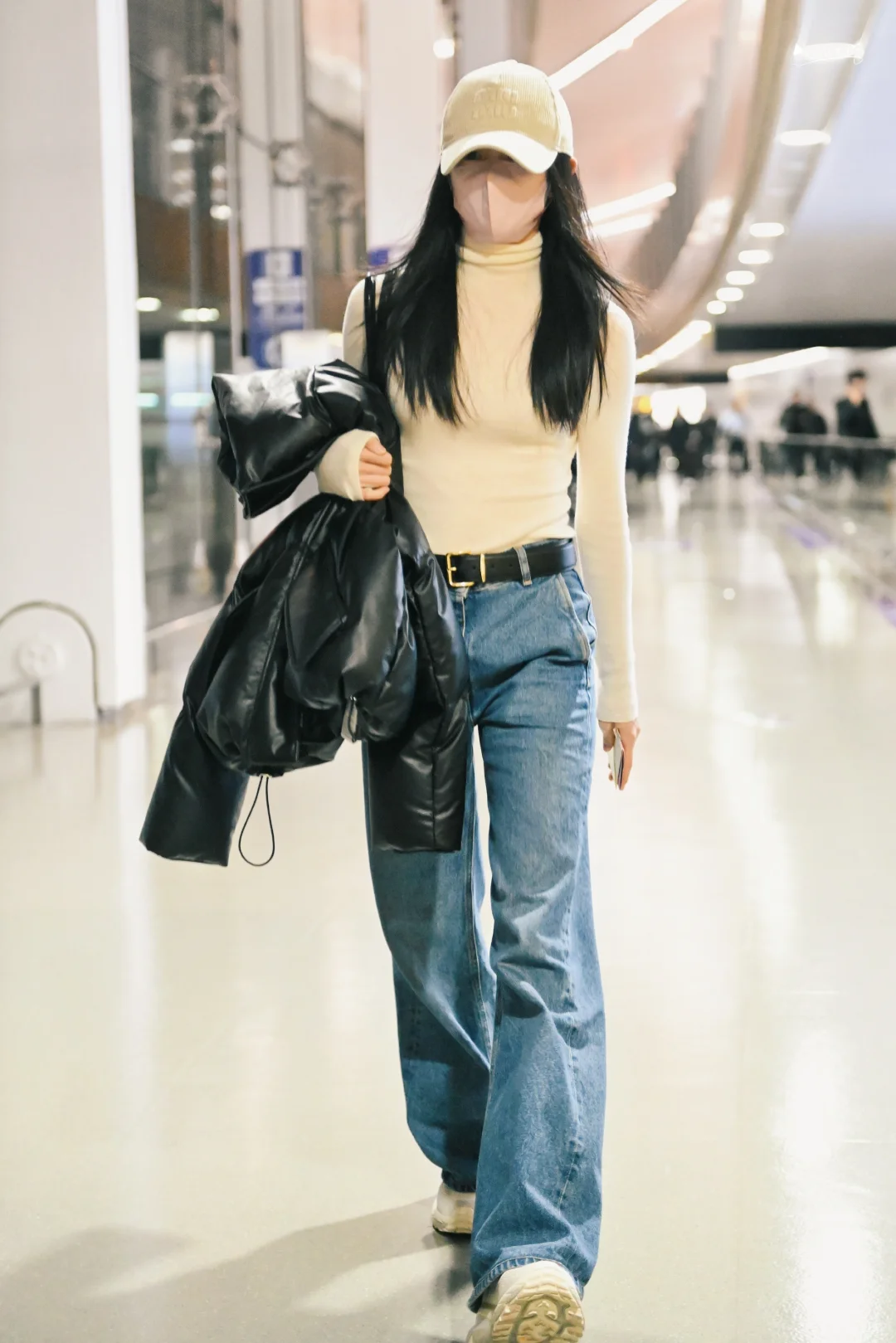 刘浩存深夜机场私服，腕线过裆气场一米八