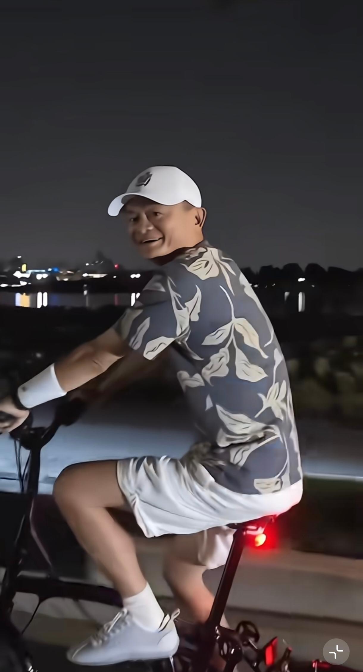 一位女士夜骑时偶遇马云，看背景应该是西湖，听到“马老师马老师”试探声后，马云微微