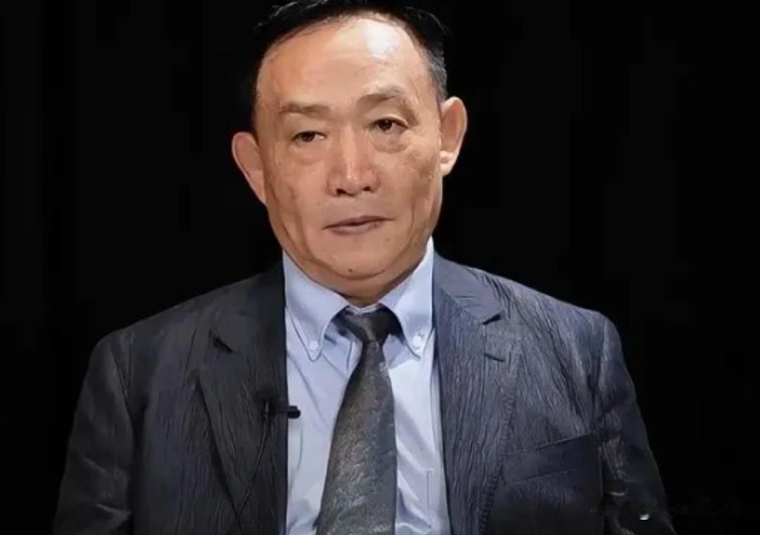 一批顶着精英名头的人，在国内捞得盆满钵满，转头把家人资产全挪去海外。
 
本土经