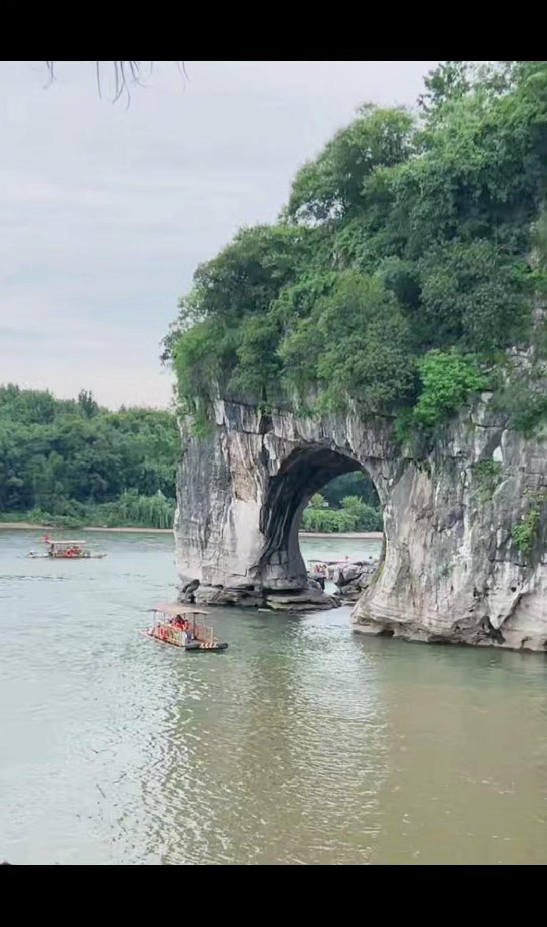 难得两家亲友欢聚一堂，闲话家常，笑声不断，连桌上的饭菜都添了几分香甜。我们从不追
