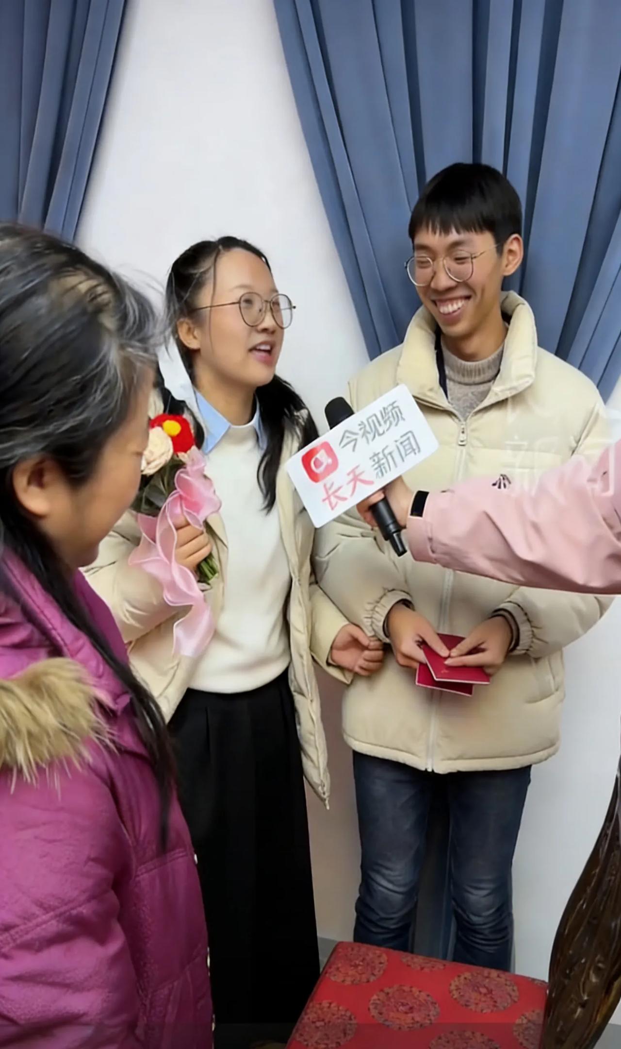 从娘胎就相识！本以为是娃娃亲，谁知竟是自由恋爱走到一起
 近日，江西一对新人领证