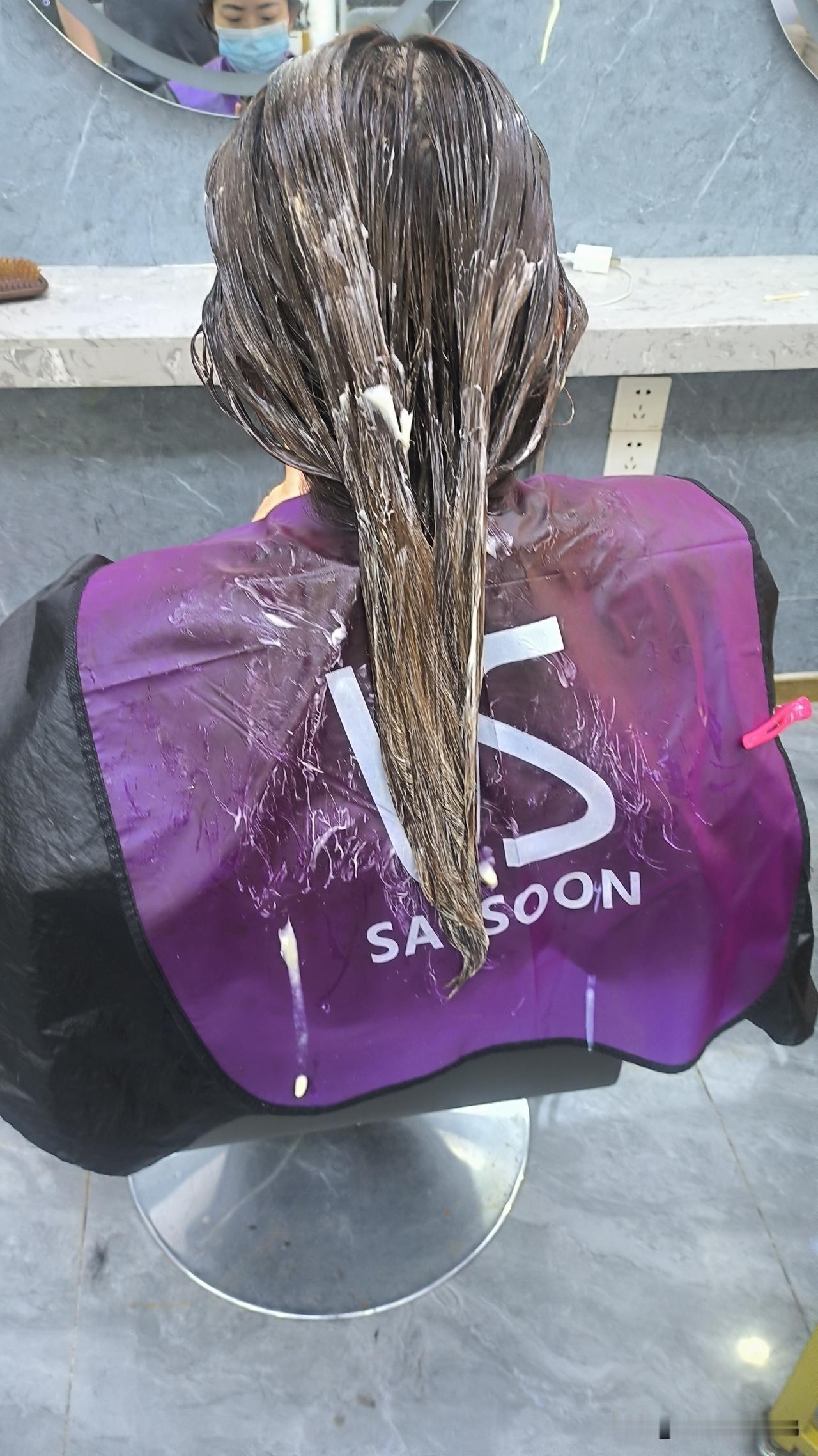今天看到有美发同行在呼吁，说美发同行能不能统一早九晚五，一天上8个小时班，周末休
