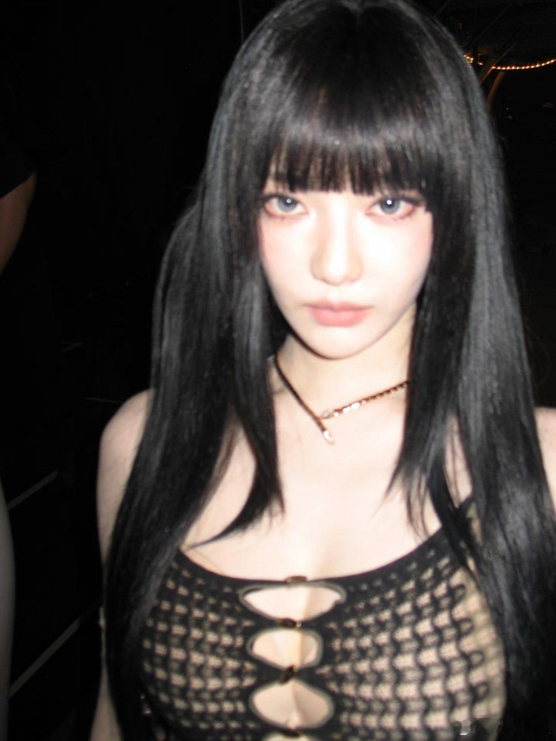 宁艺卓玩双标啊！IG放图都好火辣🔥🌶️。 