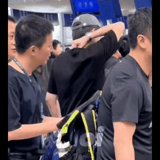 终于知道王楚钦脖子上的绳子带的是什么了
王楚钦最近带的绳子和莎莎的很像
之前一直