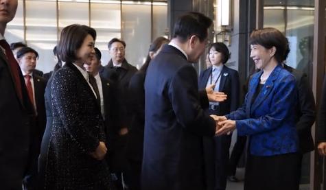 在李在明下榻地，高市早苗亲自出马，接近90度鞠躬迎接，尖叫的声音很渗人
韩国总统