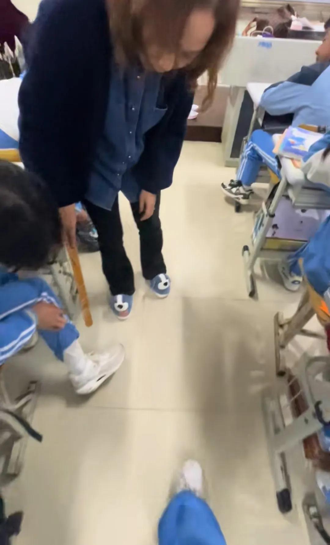 学生穿不穿秋裤关老师什么事呢？我们总是打着为学生好的名义侵犯学生利益！天气冷难道