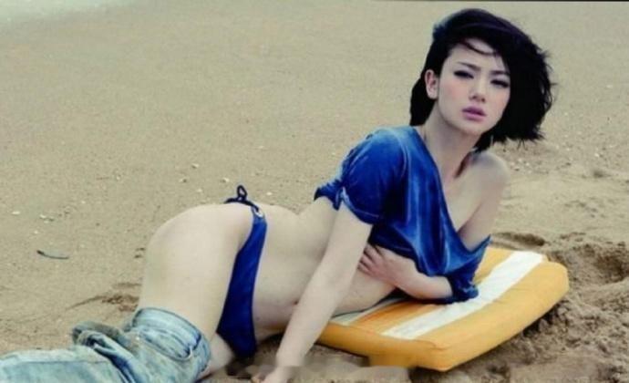 这居然是戚薇早期拍的杂志…好像每个女明星都会在沙滩上拍杂志 