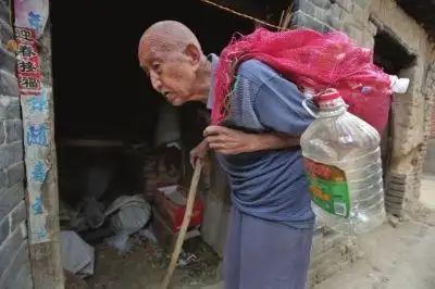 2014年，河南一位92岁拾荒老人因1.8万元的救命钱被偷，亲自到派出所去报案，