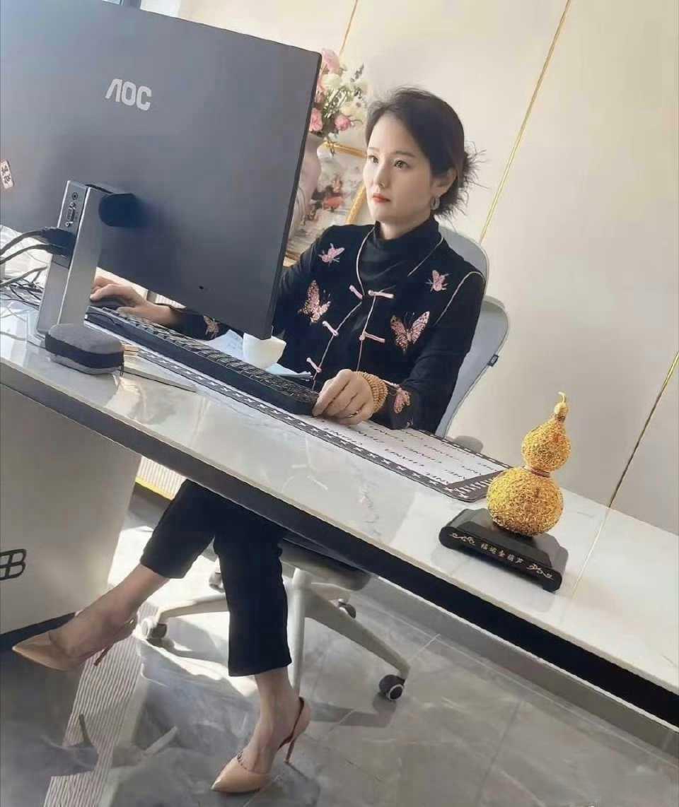 这老板娘气质不凡