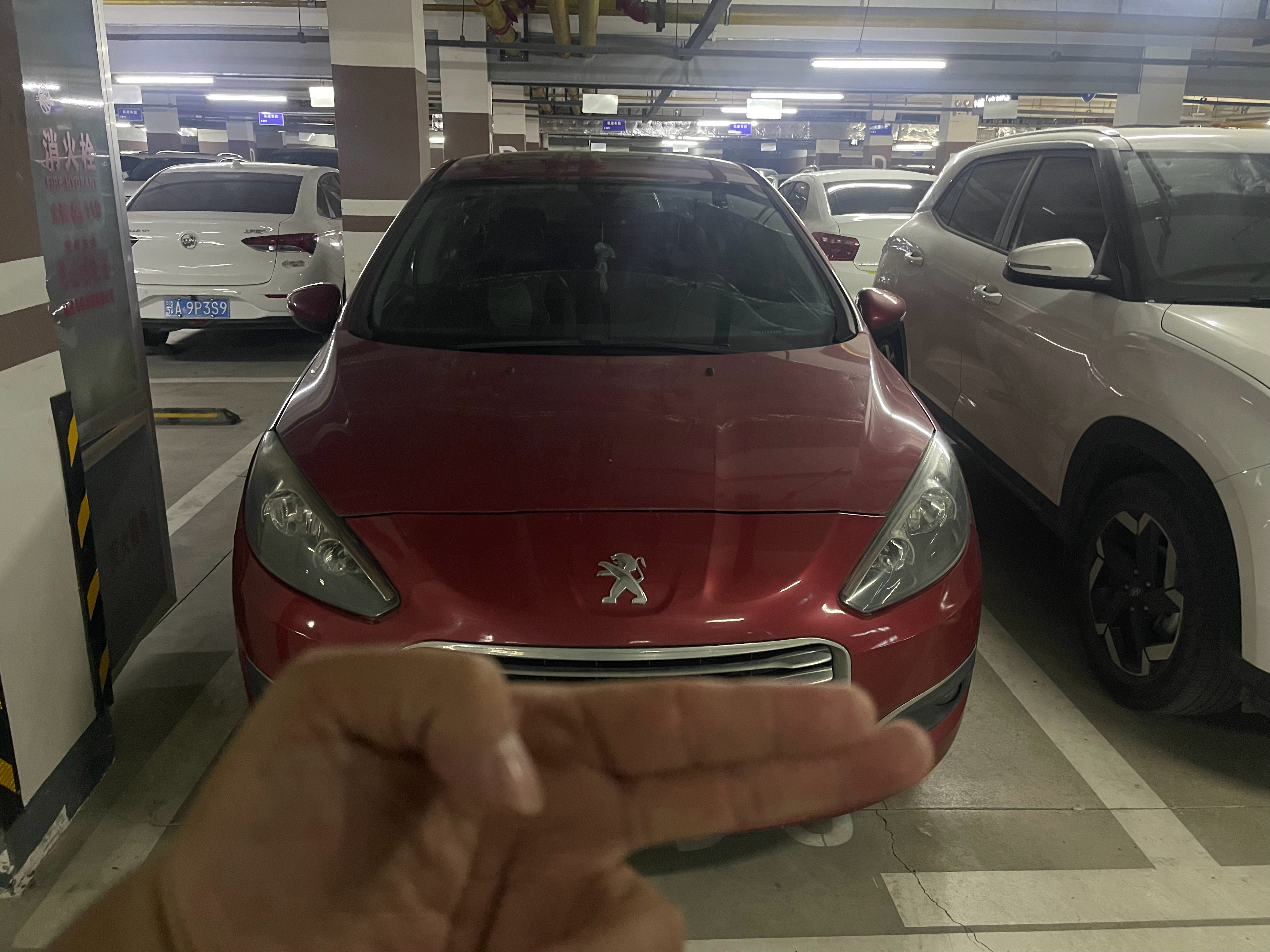 买了一台2018年的标志308，大学老师的车，竟然还是个老款的。1.6L手动的，