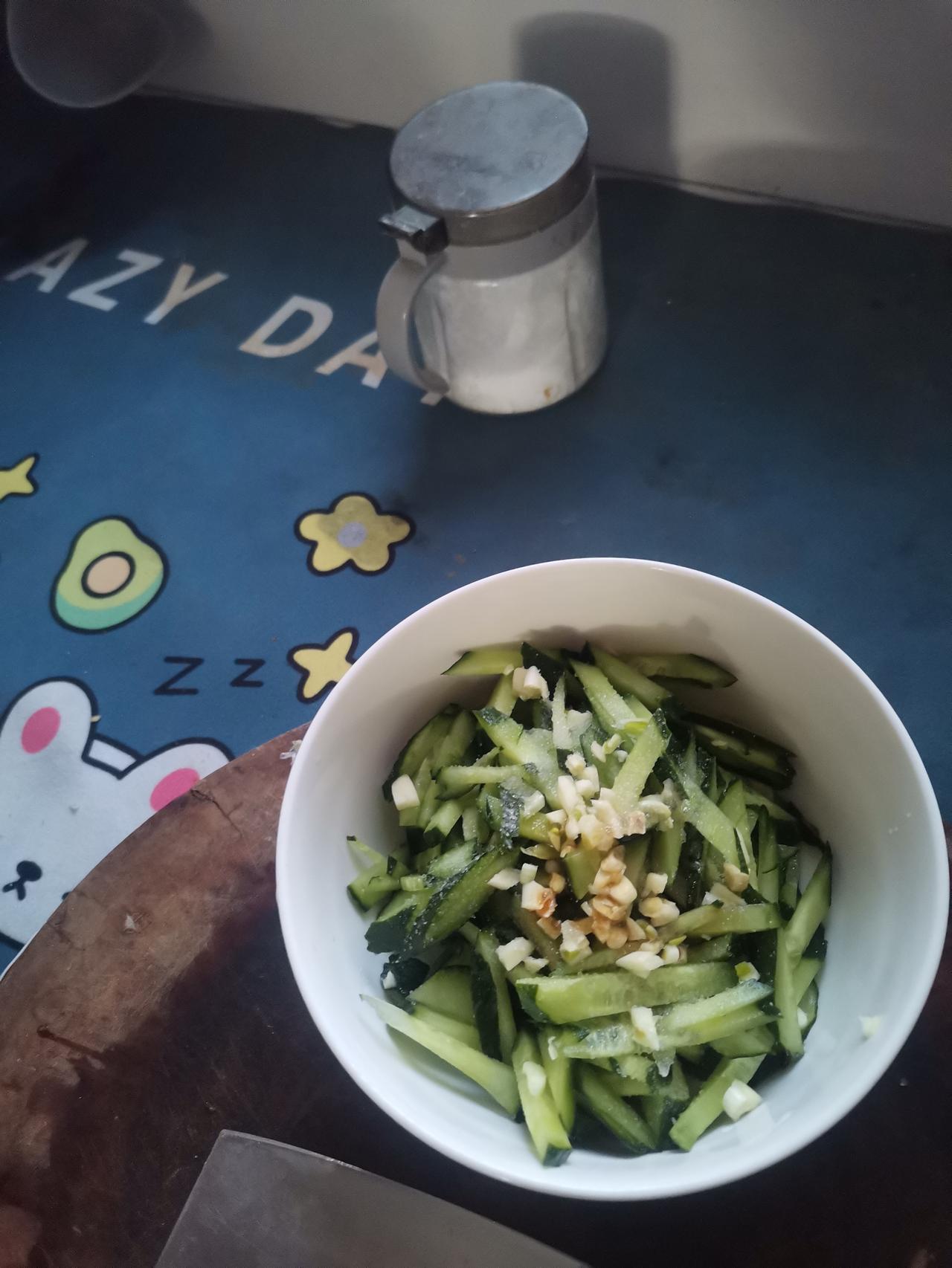 东西在眼前，就是找不着，这是咋了？
    早晨拌黄瓜，到处找盐就是找不着。心想