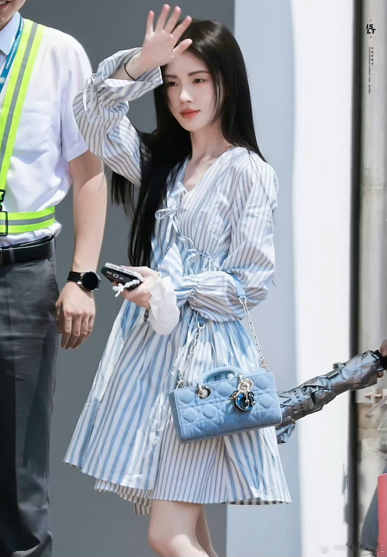 鞠婧祎今日北京出发私服，这套装扮好适合夏天挫矮个子小姐妹出门逛街约会[色] ​​