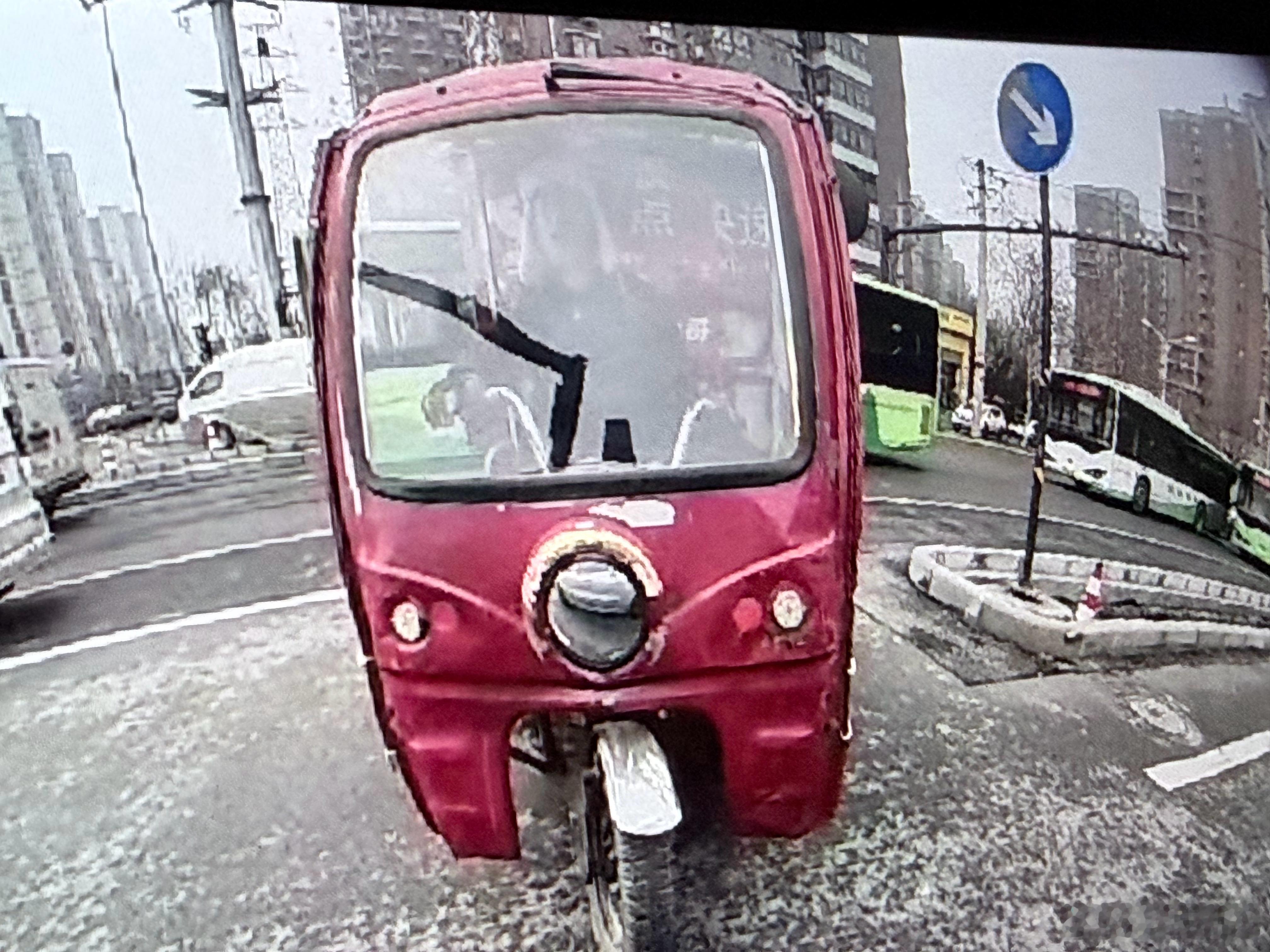 原来快递车需要挂牌呀！为啥就让我遇到了不遵守交规不戴安全帽不悬挂车牌的京东快递员