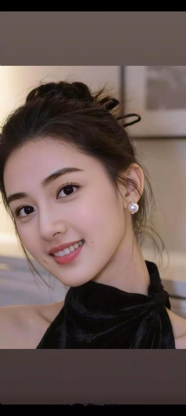 优雅黑丝绒，珍珠耳环，甜美笑容，时尚自拍