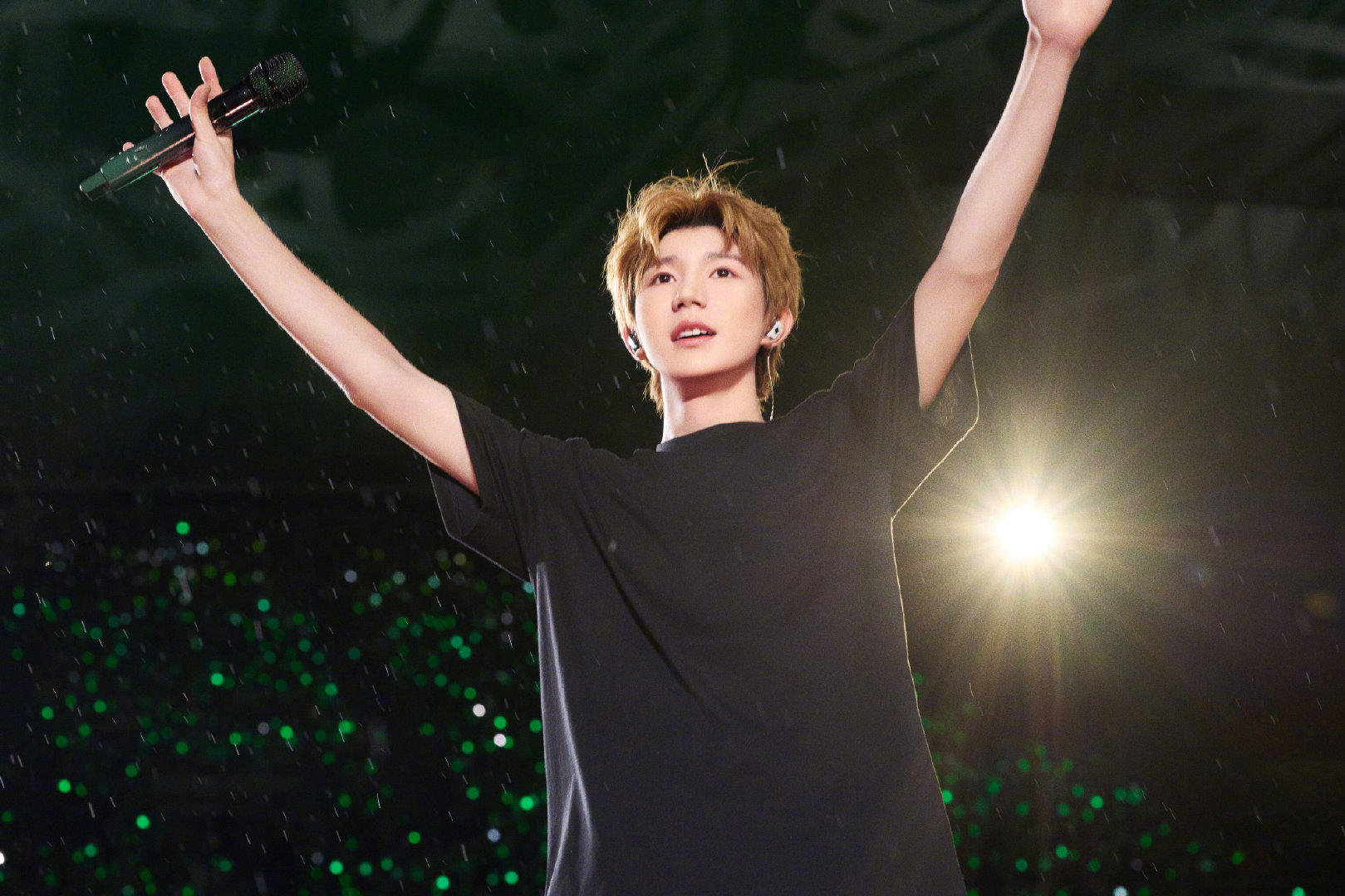 王源演唱会36首原唱歌曲上海站Day3诚意拉满，36首原唱歌曲不间断唱响。从早期