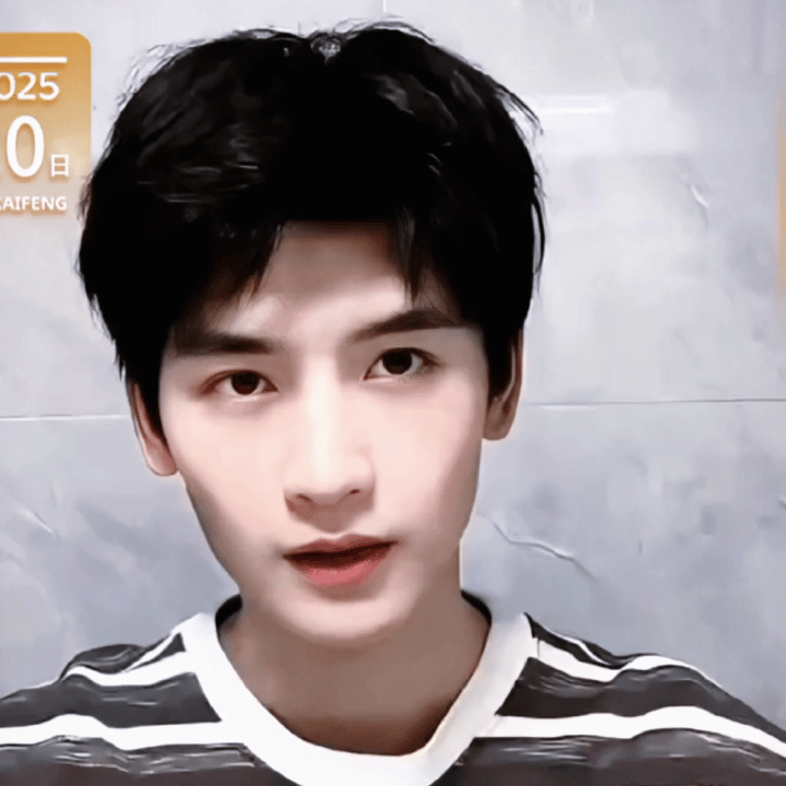 黄俊捷为角色剪短发之前云南就被路人拍过的黄俊捷短发，双手插兜，特别干净清爽的男大