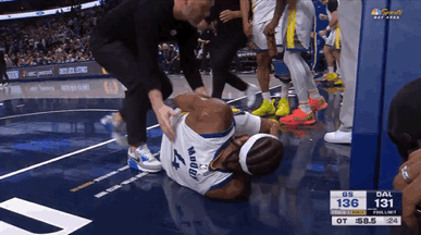 祈祷🙏
摩西·穆迪受伤后被担架抬走——
穆迪在一次抢断、快攻、准备扣篮时无对抗