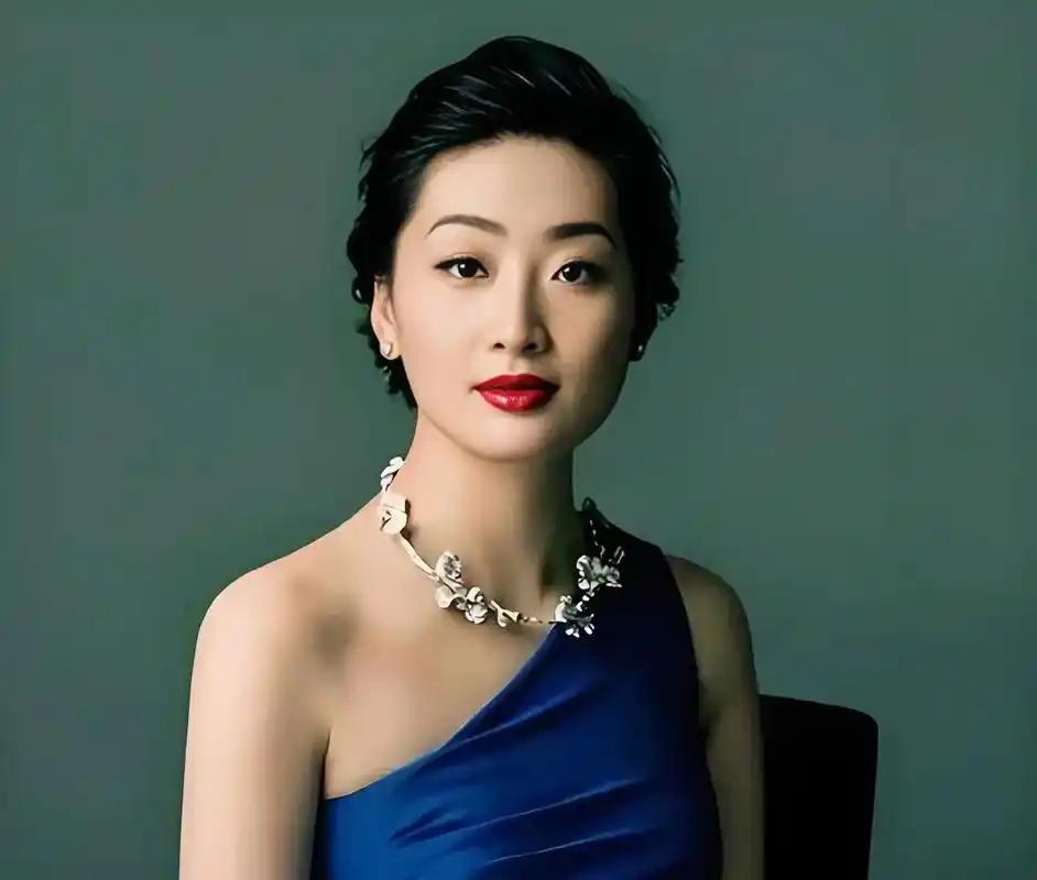 从何超琼到宗馥莉我们可以看出：豪门传承差的从不是钱，是人心。
 
提起豪门传承，
