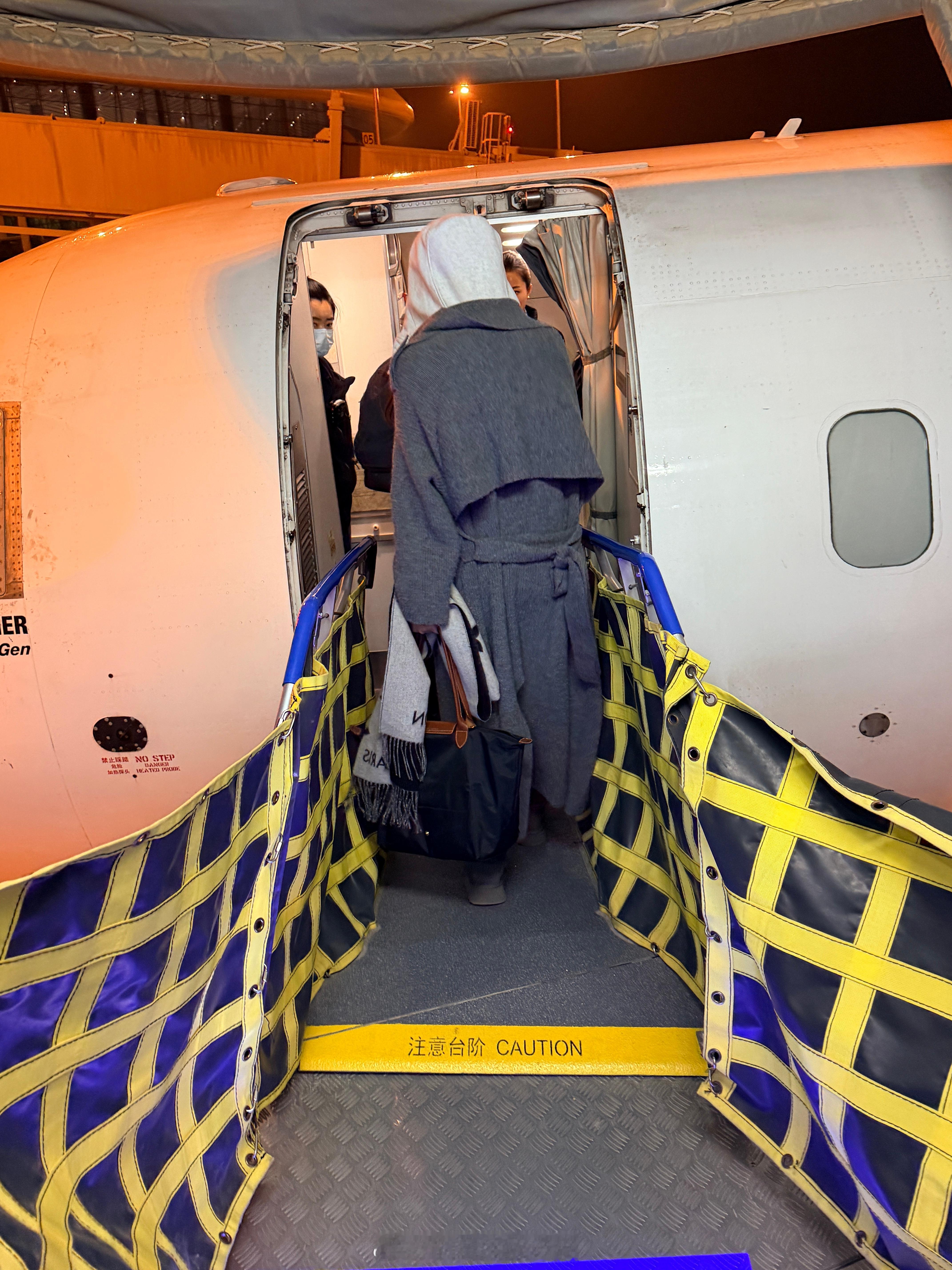 原来小飞机停廊桥要搭个小桥～ 乌兰察布·乌兰察布集宁机场