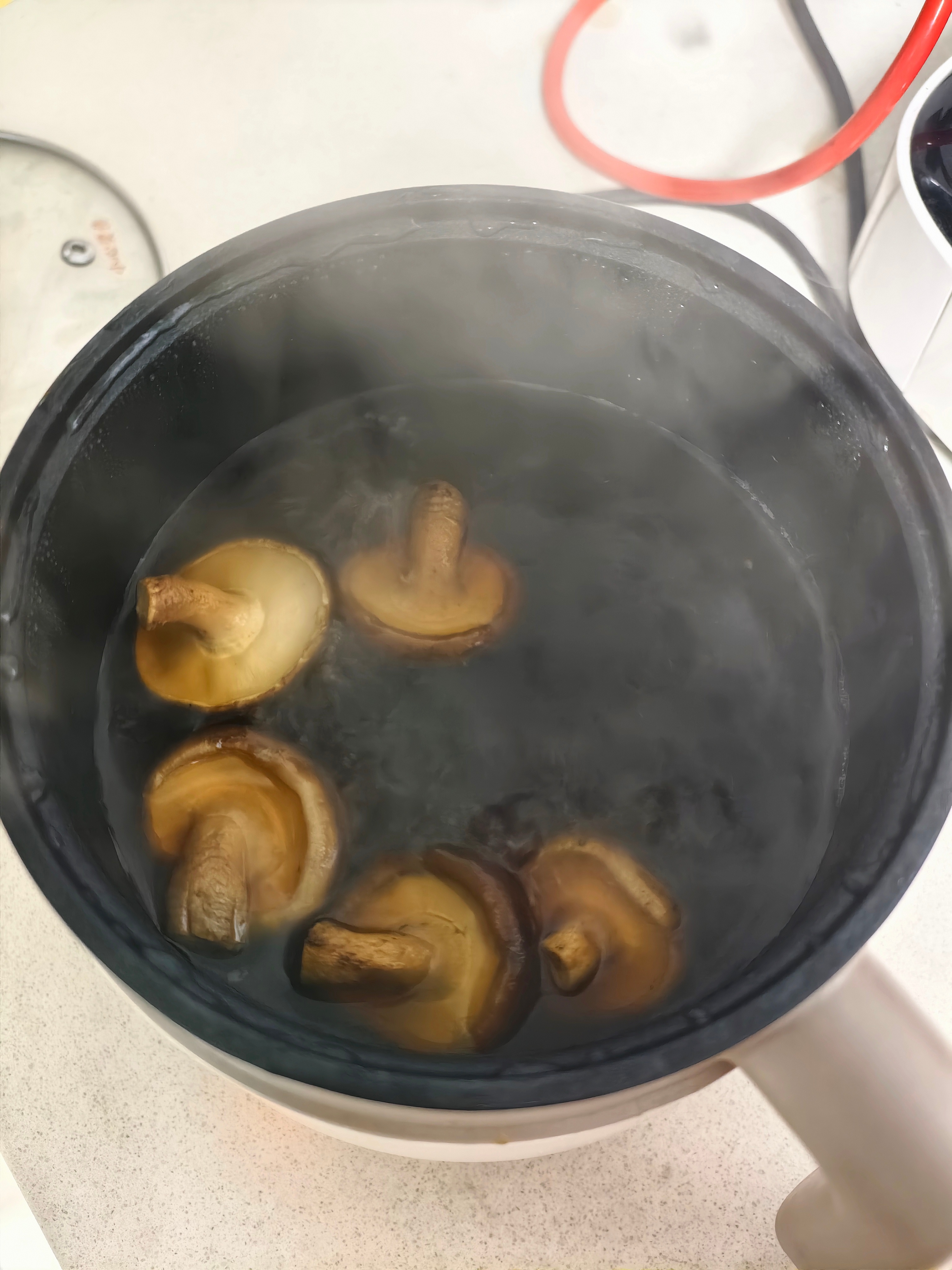 吸取了很多教训…这次用煮的还能变核桃？ 这是我今天突发奇想的寿司酱油煮香菇！ ​