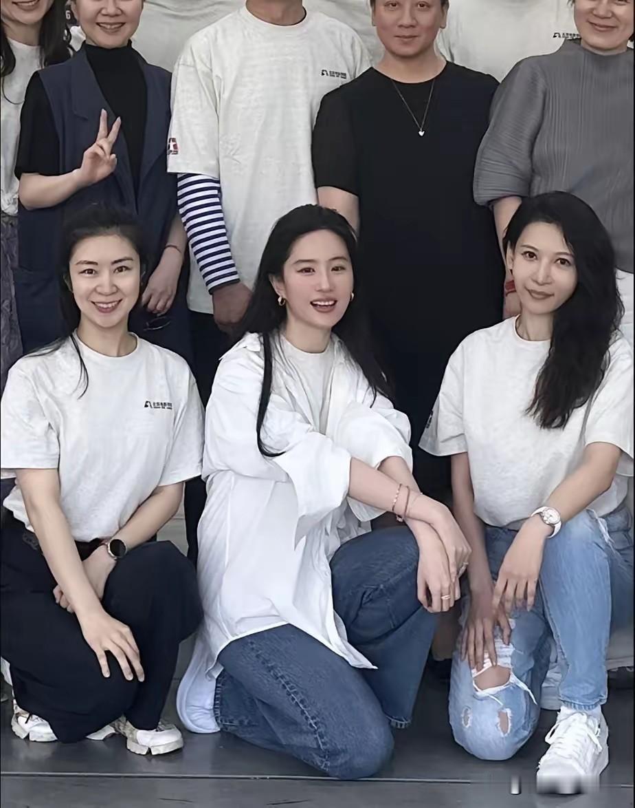 刘亦菲北电同学聚会合影，她真的很显年轻，和20年前没有区别，这是吃了防腐剂吗？