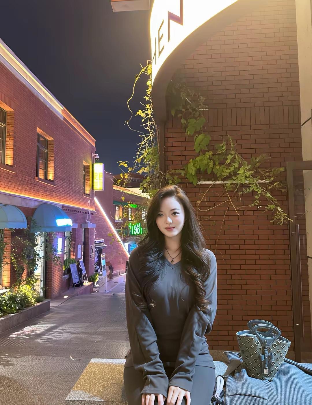 夜晚街头的温柔时光，静谧的氛围与她优雅的姿态相得益彰。