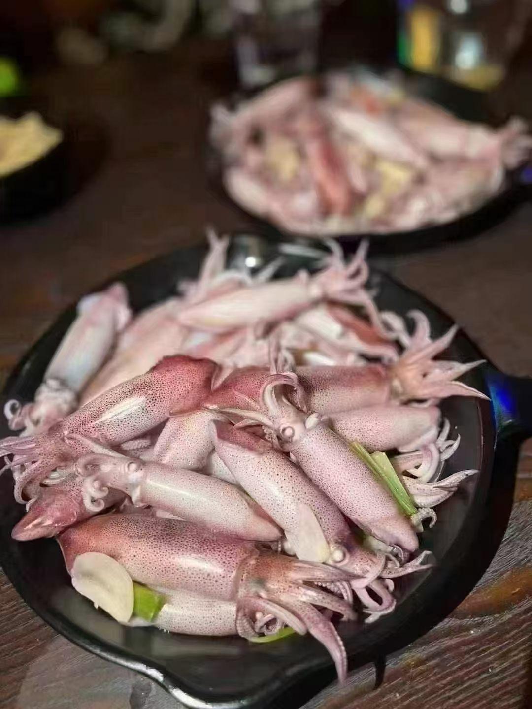 几盘鱿鱼正在准备中，看起来好美味！