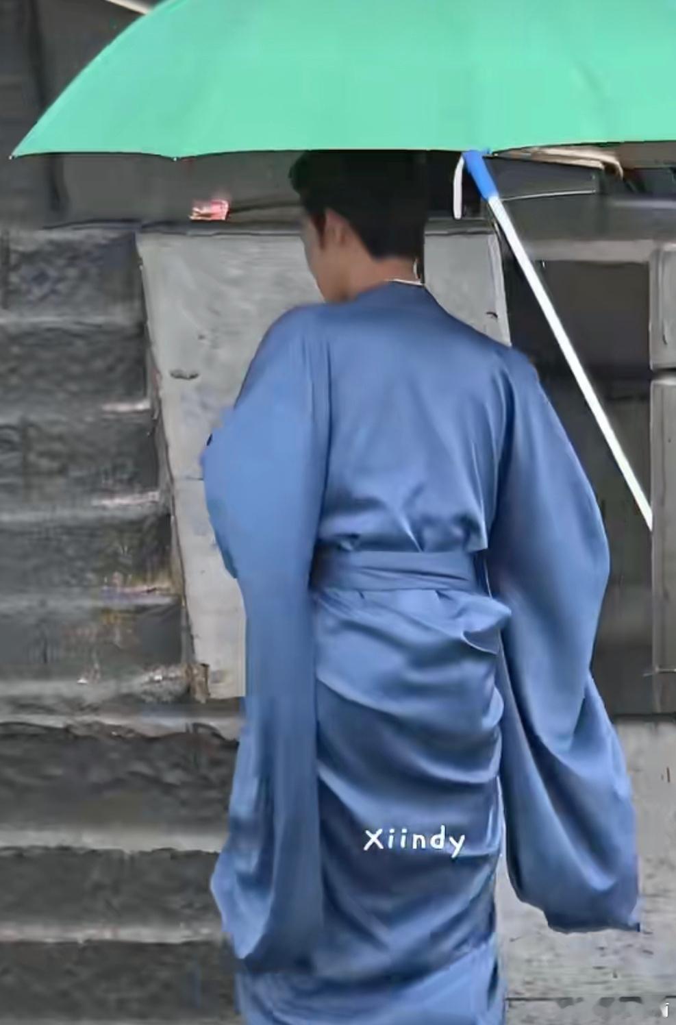 李昀锐《归良辰》宇文良时路透，下雨天让大王不得不“踮起脚尖～提起裙边”就这么萌萌