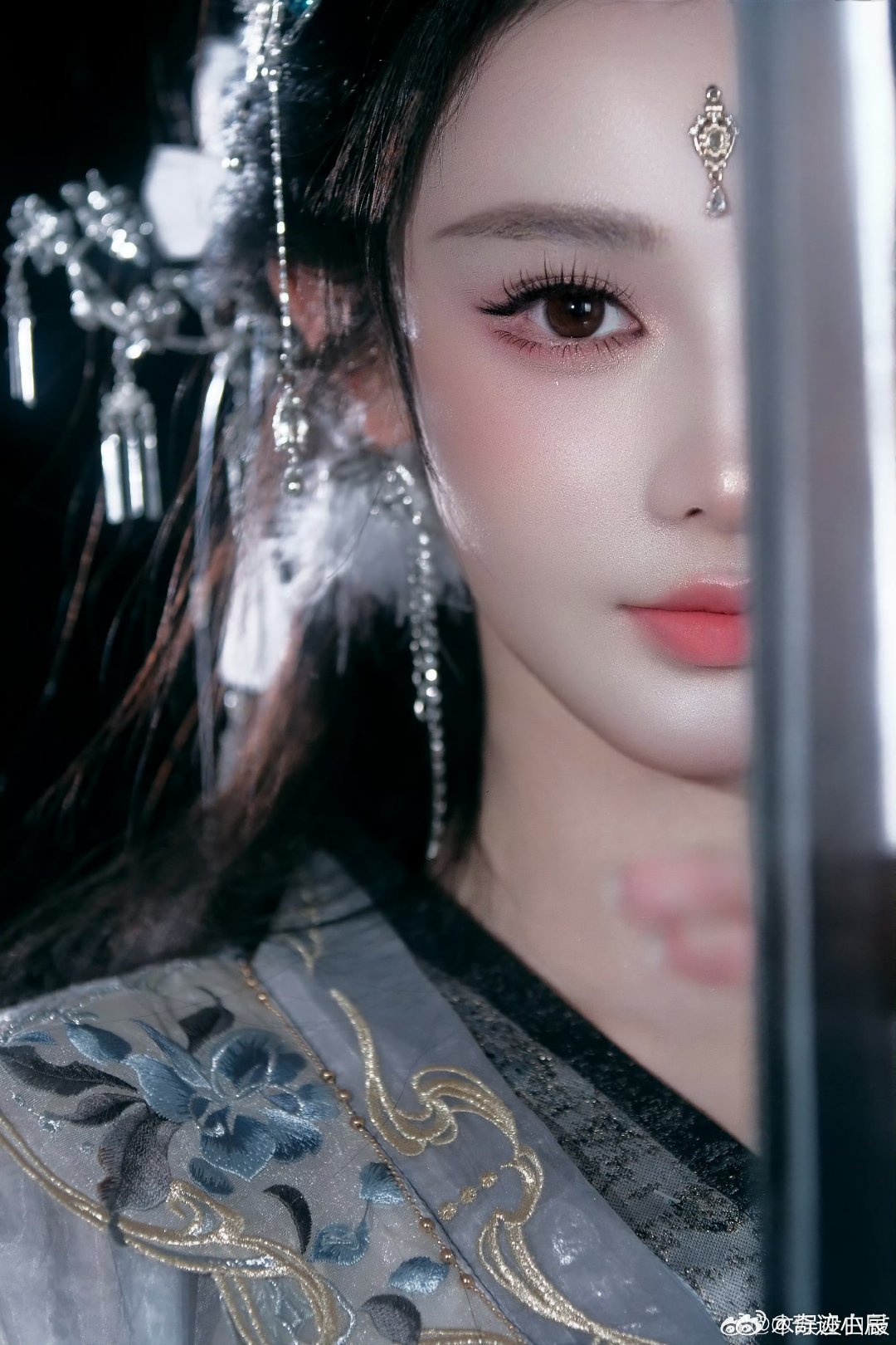 彭小苒这次是冷感美人被彭小苒冷感造型惊艳！无夸张设计，单靠纱衣、银饰和自带的疏离